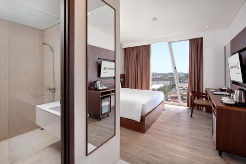 Postel nebo postele na pokoji v ubytování Golden Tulip Pontianak