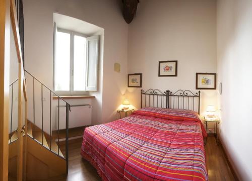アッシジにあるCamere Carliのベッドルーム1室(赤毛布付きの大型ベッド1台付)