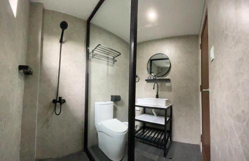 Oceanism海洋主义潜水度假酒店 في دوماغيتي: حمام مع مرحاض ومغسلة ومرآة