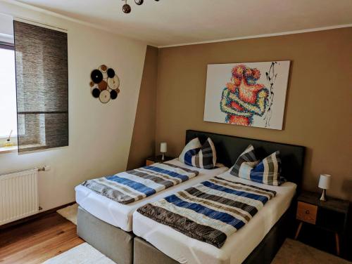 1 dormitorio con 1 cama grande con almohadas azules y blancas en Ferienwohnung Jobst - Ruhig mit Blick ins Grüne, en Nittenau