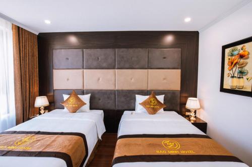 two beds in a hotel room with two beds sidx sidx sidx at BẢO MINH RADIANT in Ha Long