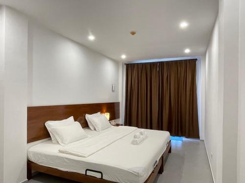 Un dormitorio con una cama grande y una ventana en Oceanism海洋主义潜水度假酒店 en Dumaguete