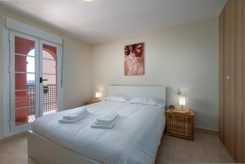 マニルバにある2173-Superb apt with amazing seaviewの白いベッドルーム(大型ベッド1台、窓付)