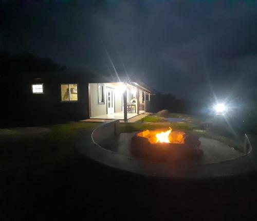 a house at night with a street light at Cabana do Camelo in São Bento do Sapucaí