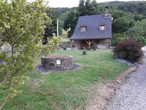 ein kleines Haus mit einem Hof mit einem Haus in der Unterkunft La maison d oscar in Menet