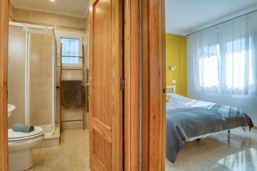 - une chambre avec un lit et une salle de bains avec des toilettes dans l'établissement La Bellesa, à L'Escala