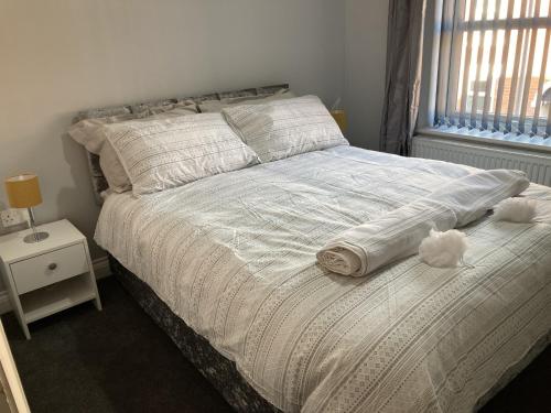 un dormitorio con una cama con dos animales de peluche en Newbourne Terrace en Derby