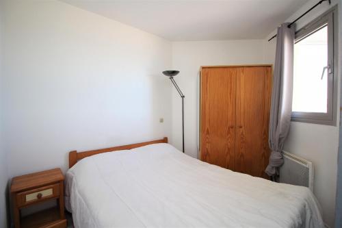 カネ・アン・ルシヨンにあるBEA122 - Appartement vue mer !のベッドルーム(白いベッド1台、窓付)