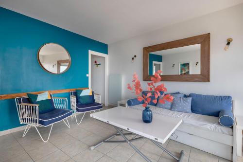 un salon avec un canapé, des chaises et une table dans l'établissement Magnifique vue mer !, à La Baule