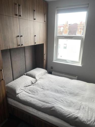 Tempat tidur dalam kamar di Cosy studio flat in Muswell Hill