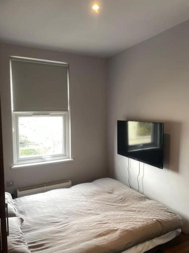 Postel nebo postele na pokoji v ubytování Cosy studio flat in Muswell Hill