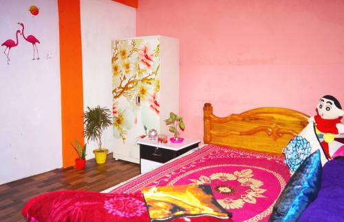 1 dormitorio con cama de madera y pared de color rosa en Yumasham Homestay, en Darjeeling