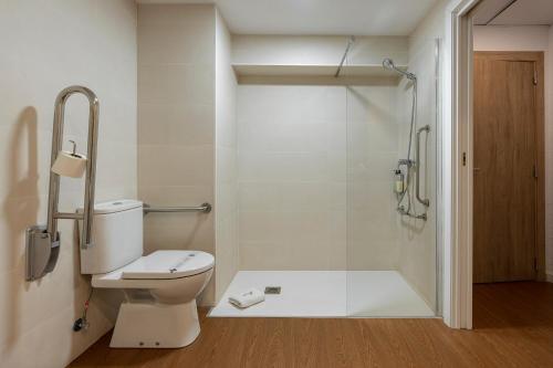 a bathroom with a toilet and a shower at Intelier Orange in Benicàssim