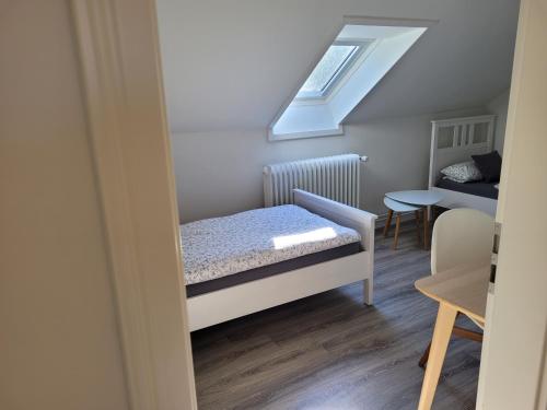 Habitación pequeña con cama y ventana en Ferienwohnung Prinzenpalais, en Schleswig