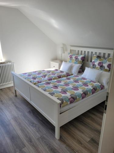 1 dormitorio con 1 cama blanca grande con almohadas en Ferienwohnung Prinzenpalais, en Schleswig