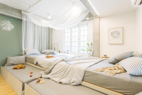 2 camas en un dormitorio con juguetes en el suelo en Dokdin's Family, en Patong Beach