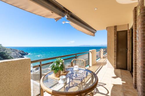 einen Balkon mit einem Tisch und Meerblick in der Unterkunft Mediterranean Way - El Mirador in Salou