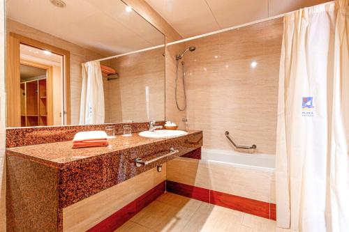 y baño con lavabo y bañera. en Diver Roquetas, en Roquetas de Mar