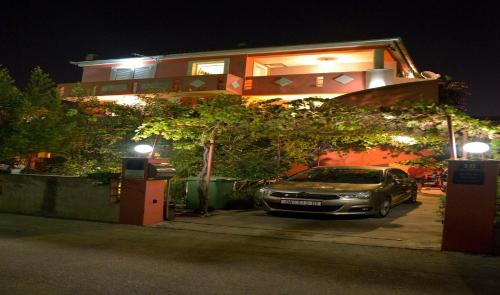 un coche aparcado delante de una casa por la noche en Villa Nada, en Zadar