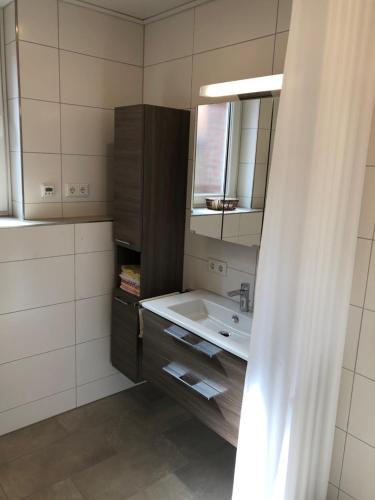 a bathroom with a sink and a mirror at Ferienwohnung Ostendorf in Raesfeld
