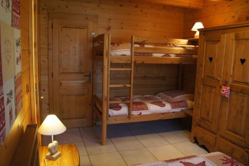 a bedroom with two bunk beds in a cabin at Appartement "HERISSON" indépendant à Lélex, Monts Jura in Lélex
