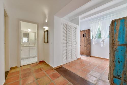 una camera con bagno dotato di lavandino e specchio di BAHÍA DE EL PORTET - By Almarina Villas a Moraira