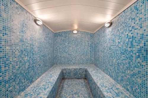 a room with blue tiled walls and a tub at Euphoria Comfort Beach Alanya in Mahmutlar