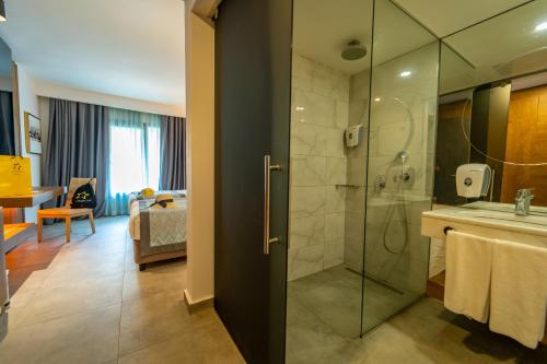 y baño con ducha y lavamanos. en TUI MAGIC LIFE Bodrum - Adults Only, en Bodrum City