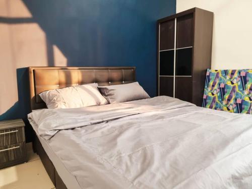 Säng eller sängar i ett rum på Taiping Centre Point Suite 10 by BWC