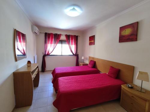 a hotel room with two beds and a window at 4B Alto dos Navegantes - Casas & Papéis in Armação de Pêra