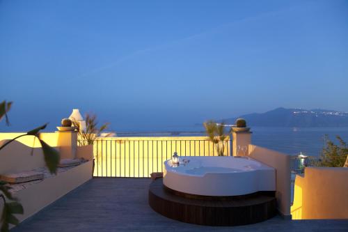 una vasca da bagno situata sul lato di un balcone. di B&B La Palma a Santa Marina Salina