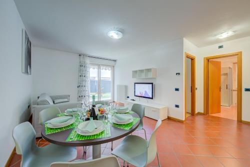 uma sala de jantar com mesa e cadeiras em Casa Karin - Happy Rentals em Riva del Garda