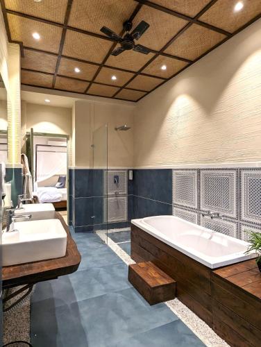 duża łazienka z 2 umywalkami i wanną w obiekcie Cape House - Presidential Suite w mieście Amritsar