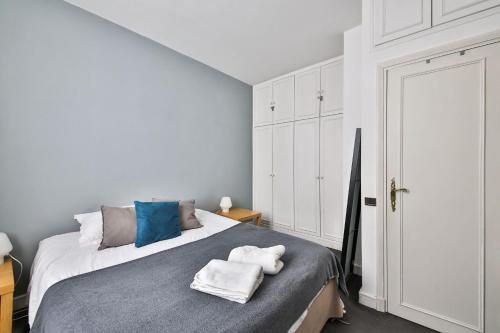 une chambre avec un lit avec des serviettes dessus dans l'établissement Séguier proche Seine, à Paris