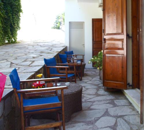 a row of chairs and tables on a patio at Paradeisos Rooms Pelion in Agios Dimitrios