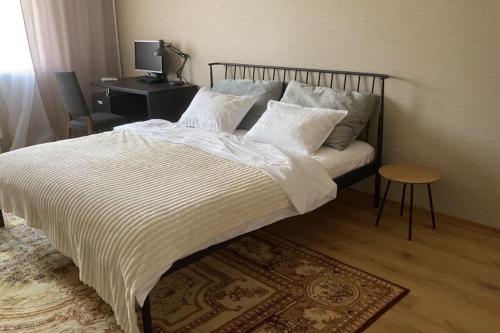 um quarto com uma cama grande, uma secretária e uma cama lateral. em Lovely 2-bedroom apartment in Chisinau centre em Chisinau