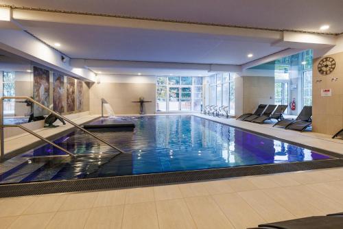 Hotel SPA Husseren Collections - Proche Colmar - Eguisheimの敷地内または近くにあるプール