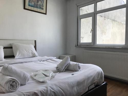 een slaapkamer met een groot bed en handdoeken bij Guest Apartment in Ganja
