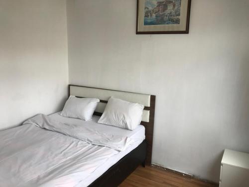 een bed met twee witte kussens in een kamer bij Guest Apartment in Ganja