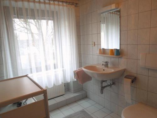 baño con lavabo y ventana en Frühstückspension Kammerer en Kleinpöchlarn