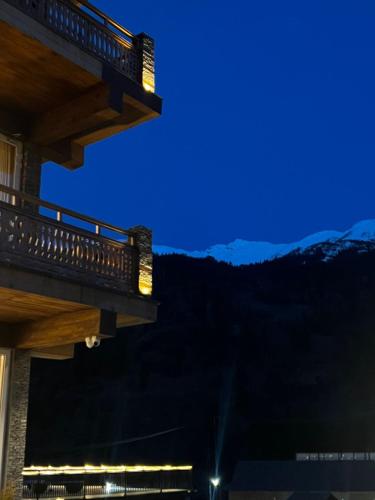 Pemandangan gunung umum atau pemandangan gunung yang diambil dari hotel