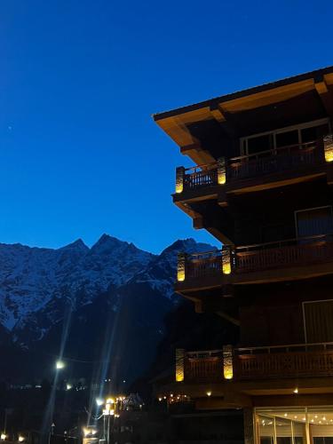 Pemandangan gunung umum atau pemandangan gunung yang diambil dari hotel