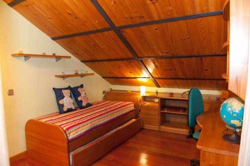 1 dormitorio con 1 cama con techo de madera en Casa Rural Entrepinos, en Ávila