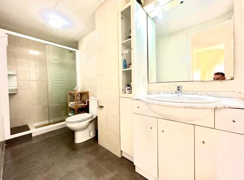 een witte badkamer met een wastafel en een toilet bij BOOK PINS I MAR CAMBRILS in Cambrils