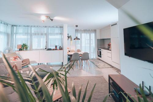 uma sala de estar com uma cozinha e uma sala de jantar em Central Apartment - culture & nightlife in one em Visp