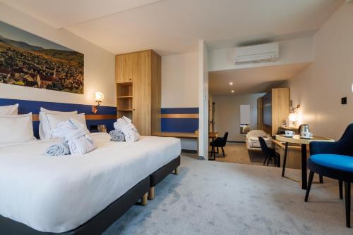 Hotel SPA Husseren Collections - Proche Colmar - Eguisheimにあるベッド