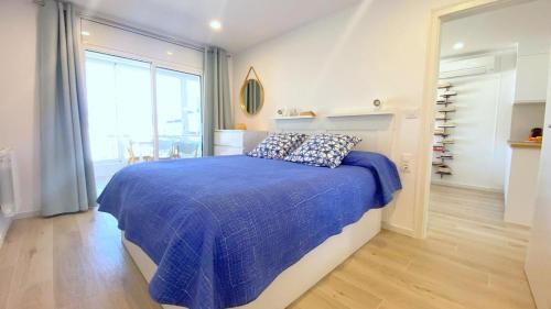 1 dormitorio con 1 cama con edredón azul en Acapulco b5 en Rosas