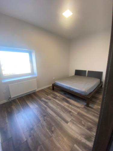 Ένα ή περισσότερα κρεβάτια σε δωμάτιο στο Apartamentai