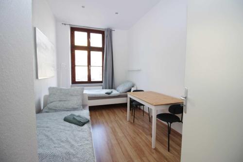sala de estar con sofá y mesa en Apartment with terrace in Wuppertal, en Wuppertal