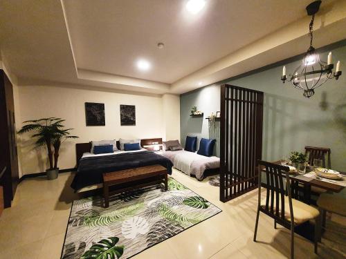 sypialnia z łóżkiem i salon ze stołem w obiekcie 552 Residence w mieście Bangkok